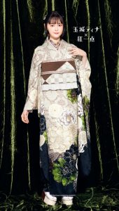 玉城ティナ × 紅一点の振袖-ベージュ|成人式の新作振袖ご紹介 KI-521