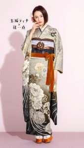 玉城ティナ × 紅一点の振袖-ベージュ|成人式の新作振袖ご紹介 KI-572
