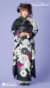 MINAMIちゃん着用“NatsuMimi”の振袖-黒|ハタチ記念の新作振袖ご紹介 NAT-204
