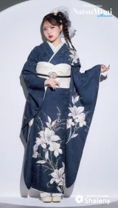 MINAMIちゃん着用“NatsuMimi”の振袖-紺|ハタチ記念の新作振袖ご紹介 NAT-220