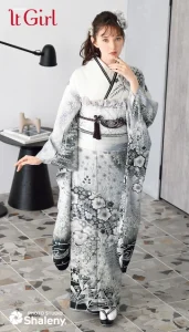 “マーシュ彩ちゃん”着用の振袖-白｜成人記念の新作振袖ご紹介　IT-2601