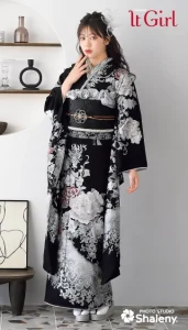 “代田萌花ちゃん”着用の振袖-黒｜成人記念の新作振袖ご紹介　IT-2603