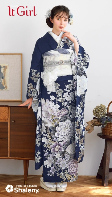 “マーシュ彩ちゃん”着用の振袖-紺｜成人記念の新作振袖ご紹介　IT-2606