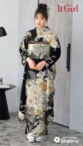 “代田萌花ちゃん”着用の振袖-黒｜成人記念の新作振袖ご紹介　IT-2607