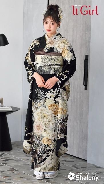 “代田萌花ちゃん”着用の振袖-黒｜成人記念の新作振袖ご紹介　IT-2607
