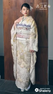 “出口夏希”ちゃんの振袖-白｜成人記念の新作振袖ご紹介　DN-208