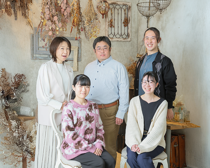 富山市で七五三の写真撮影をご検討の方必見!!子ども撮影年間約2万人のシャレニーの1番人気撮影メニュー七五三写真撮影！シャレニーアピタ富山東店　スタッフサムネイル｜七五三写真撮影ならシャレニーアピタ富山東店へお任せ！｜シャレニーアピタ富山東店